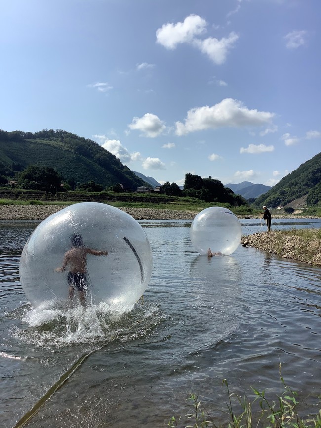 水の上を歩こう アクアボールで遊ぼう 美郷町観光協会 美しの郷 みさと 美郷町 観光ガイド 水の上を歩こう アクアボールで遊ぼう 美郷町観光協会 美しの郷 みさと 美郷町 観光ガイド