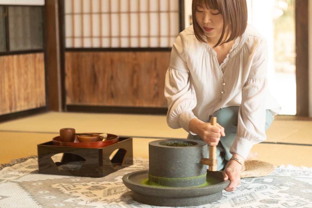 茶臼で抹茶挽き