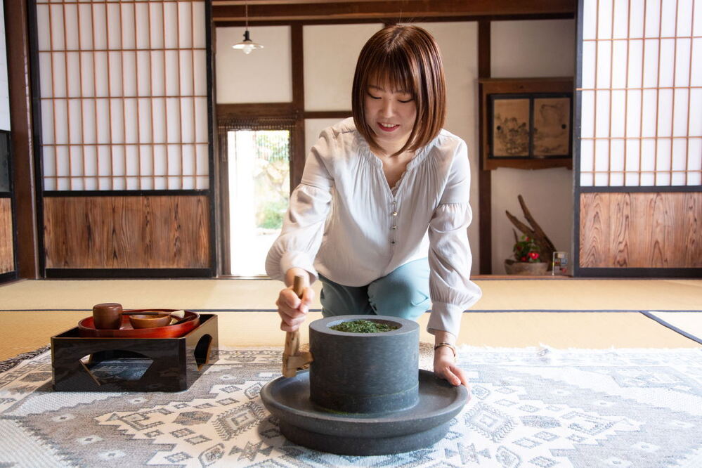 茶臼で抹茶挽き