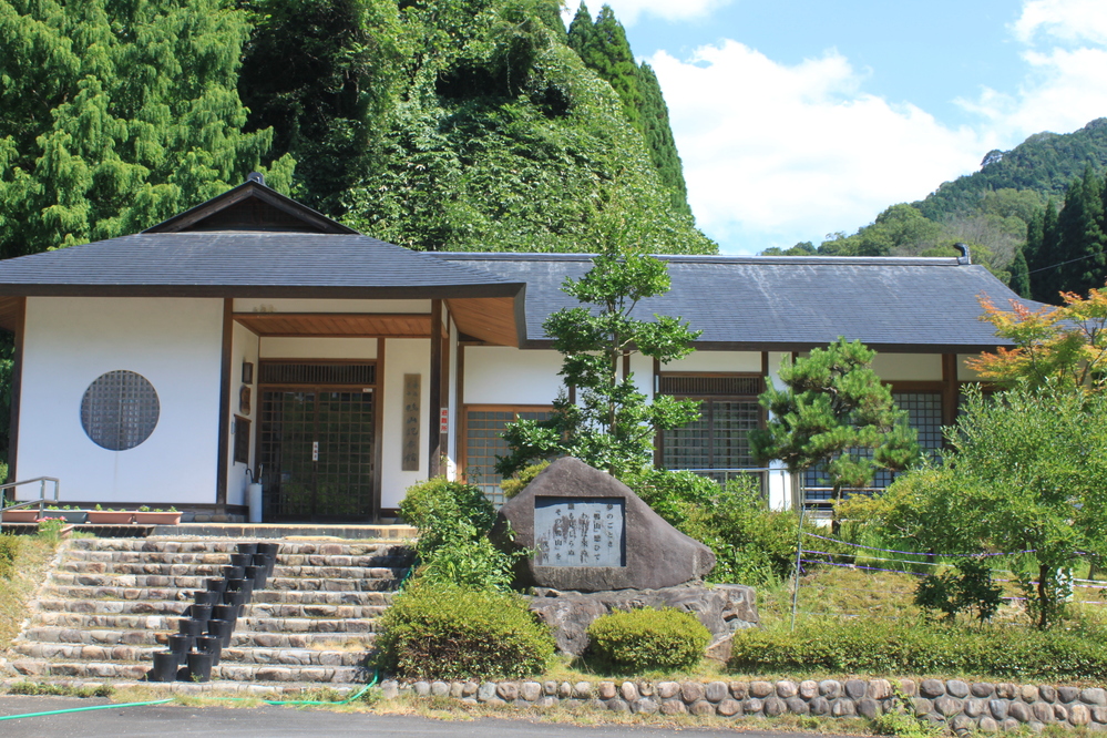 鴨山記念館